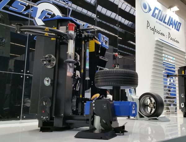 XBOSS tyre changer: the real news in Automechanika 2016