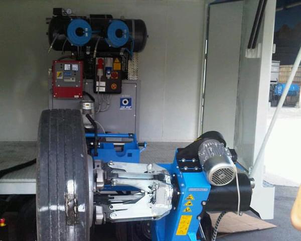 Tire changer for truck mobile service in Thailand