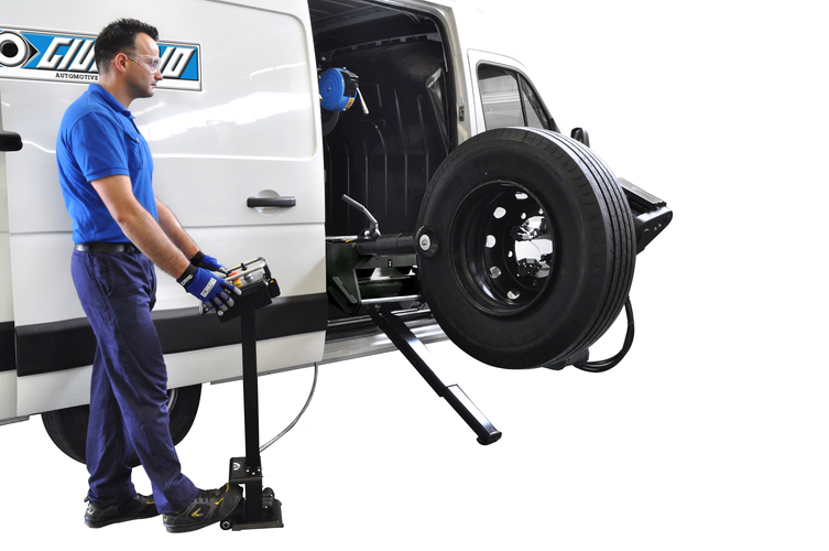 LKW-Reifenmontiermaschine 13"-27" f&uuml;r den mobilen Reifenservice f&uuml;r LKW, Busse und Stra&szlig;entransportfahrzeuge.